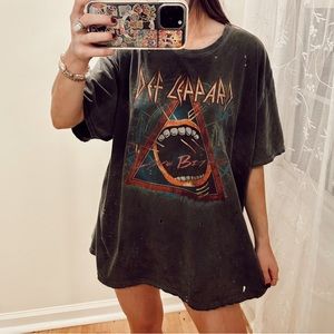 Deff Leppard Love Bites Graphic Distressed T Shirt